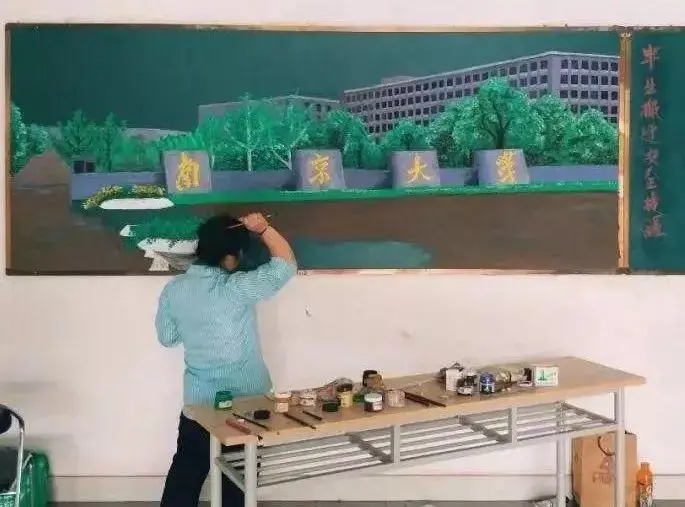 又一“扫地僧”火了！保洁阿姨3D黑板报惊艳全网 | 精选