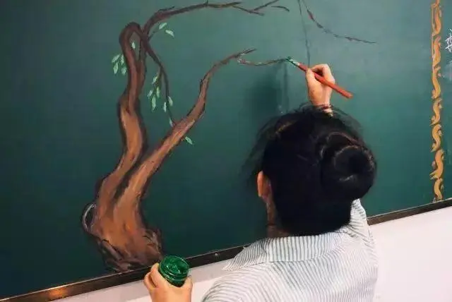 又一“扫地僧”火了！保洁阿姨3D黑板报惊艳全网 | 精选