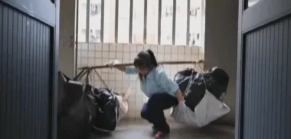 又一“扫地僧”火了！保洁阿姨3D黑板报惊艳全网 | 精选