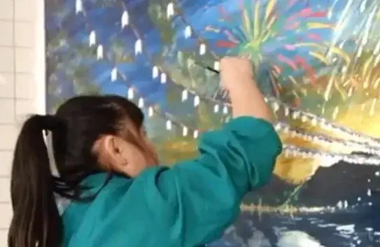 又一“扫地僧”火了！保洁阿姨3D黑板报惊艳全网 | 精选