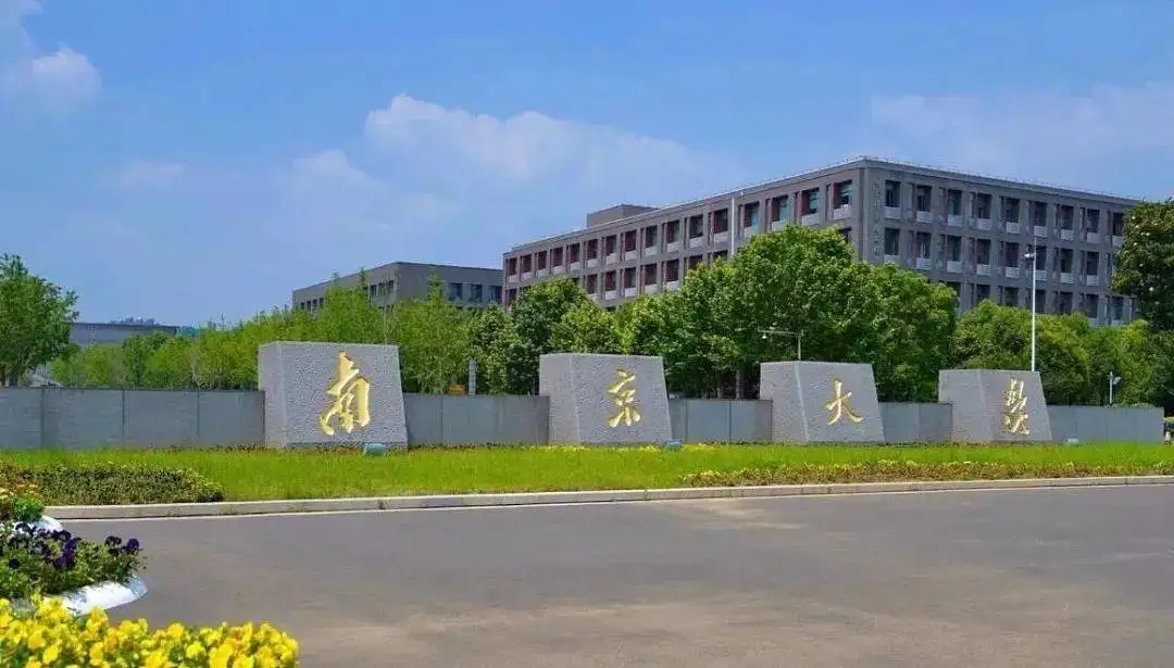 又一“扫地僧”火了！保洁阿姨3D黑板报惊艳全网 | 精选