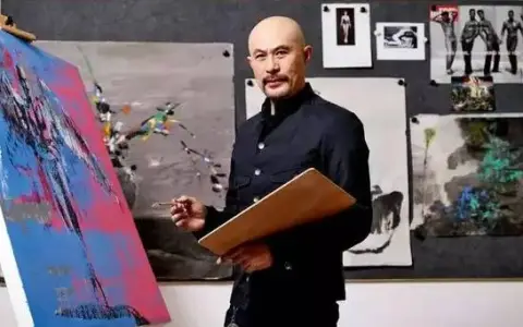 他是“三级片教父”，也是80万1幅画的艺术家，外表粗糙狂放，却用3句话撩了妻子20年